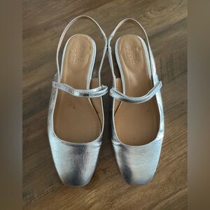 Naturalizer “Connie” Silver Leather Mary Jane flats - Size 9W